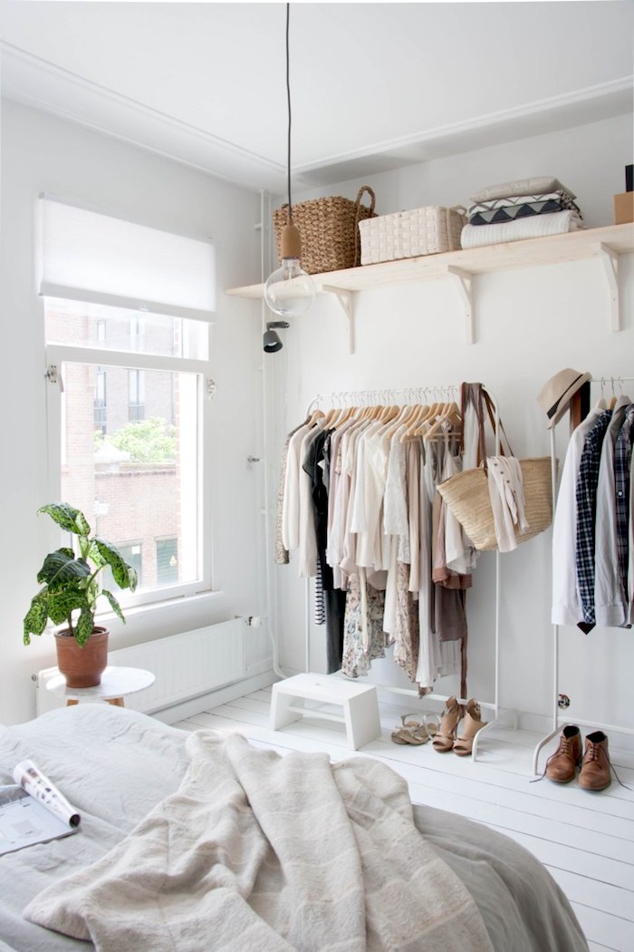 10 Способов хранения одежды и обуви при отсутствии шкафа