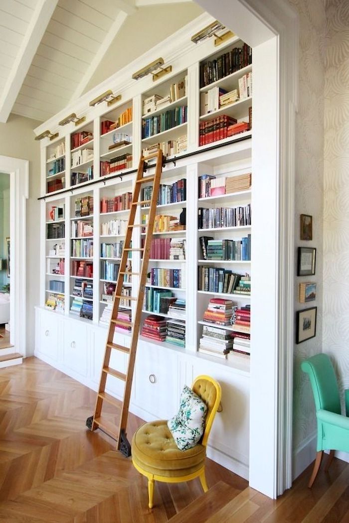 25 Идей встроенных книжных полок для экономии пространства