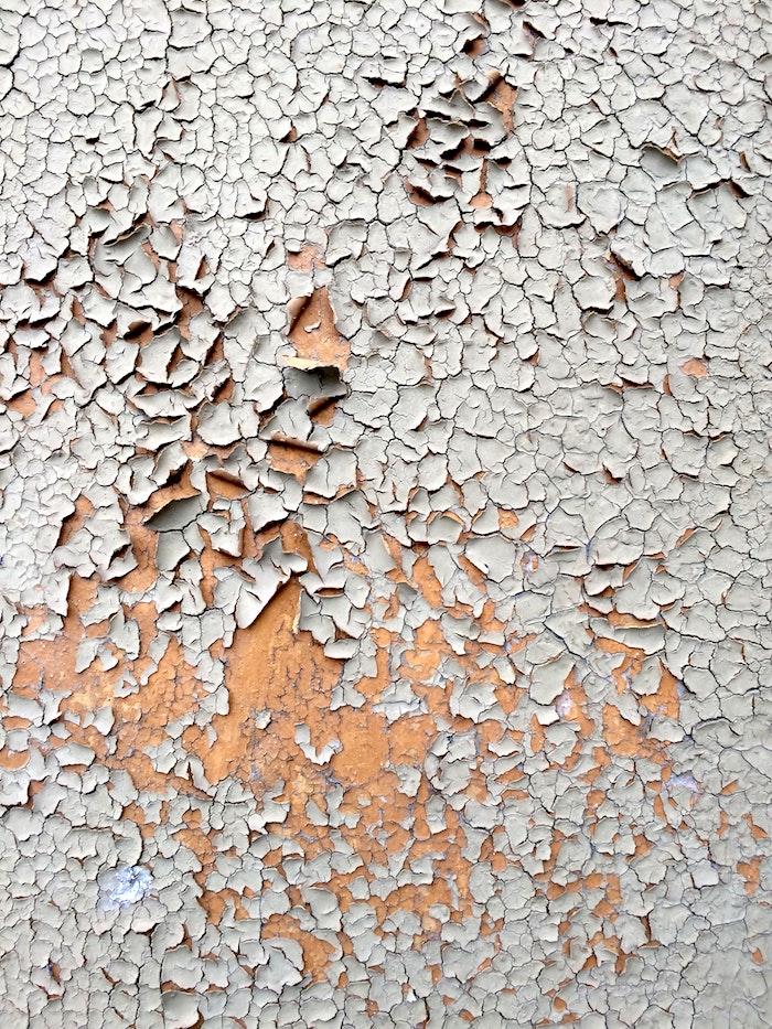 15 Причин отслаивания краски на стенах и потолке