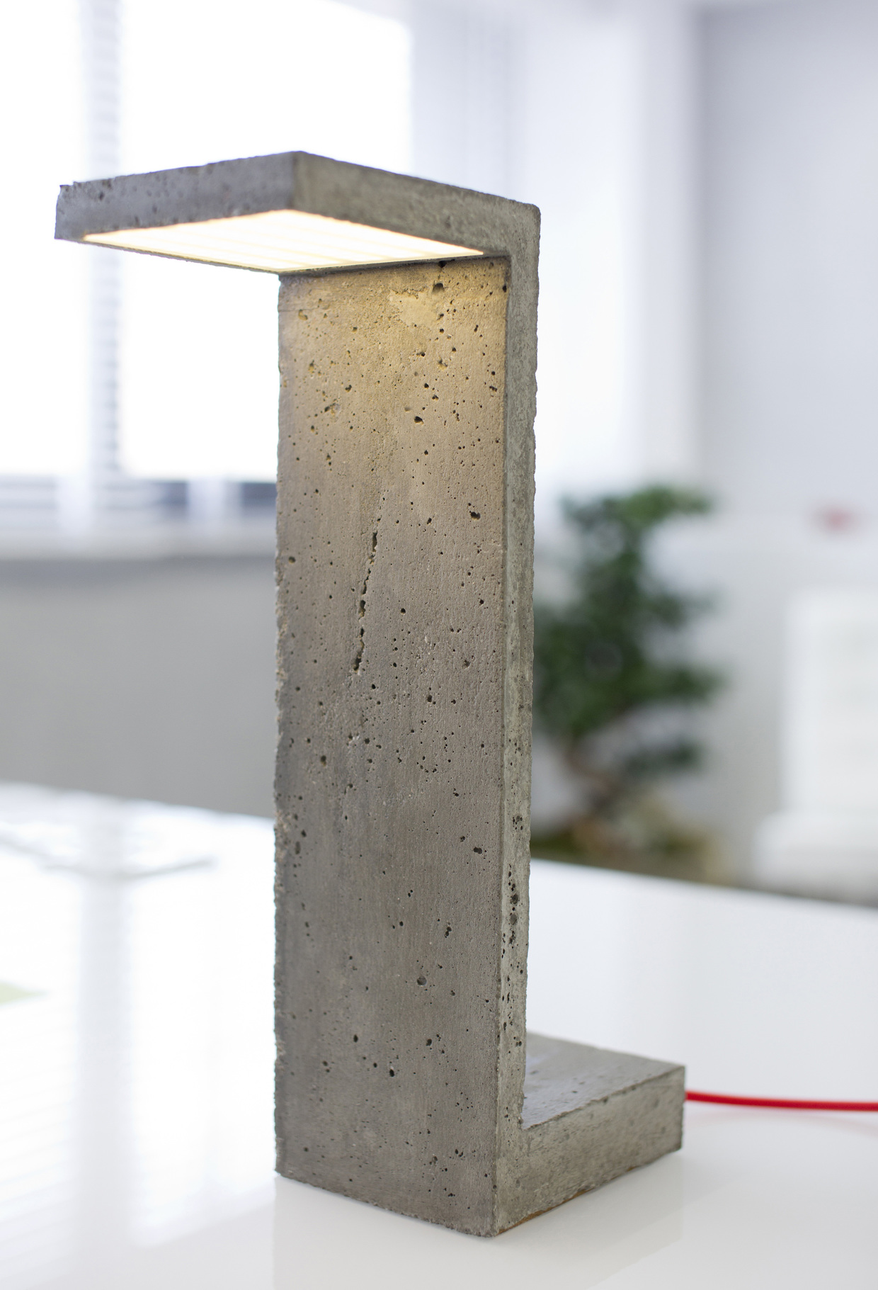 Настольная лампа из бетона