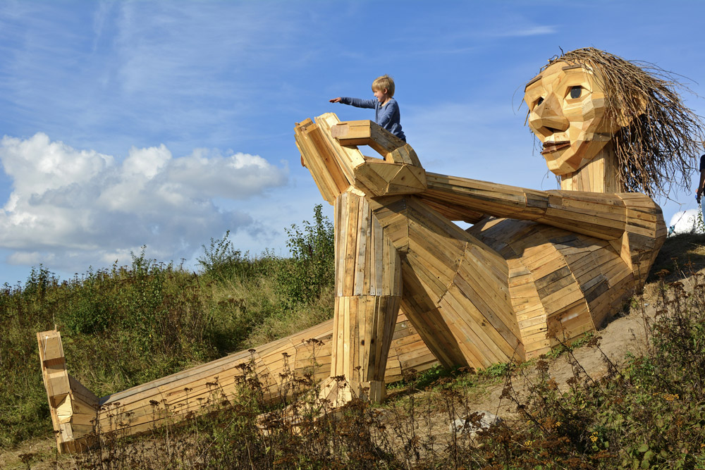 Дружественные гиганты из переработанной древесины в лесах Копенгагена