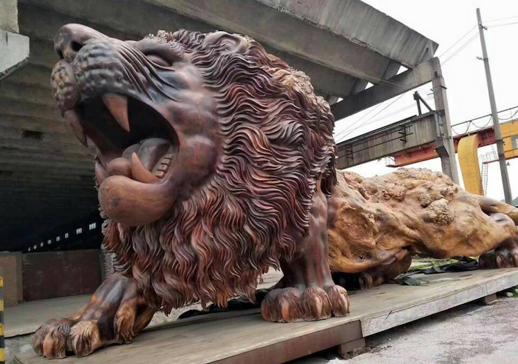 Гигантский лев, вырезанный из единого ствола дерева 