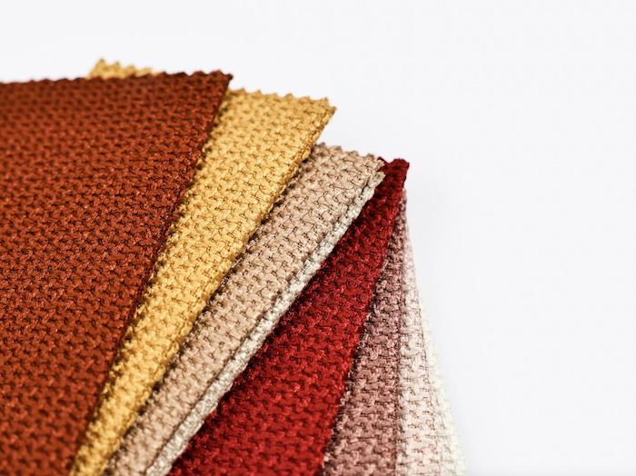 Кот царапает диван? Выбираем ткань антикоготь